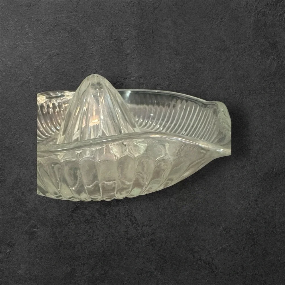 Vtg Large‎ Clear Glass Citrus Orange Juicer w/ pour spout